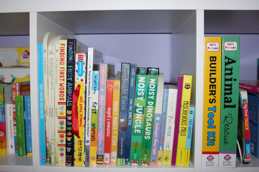 półka z kolorowymi książkami po angielsku